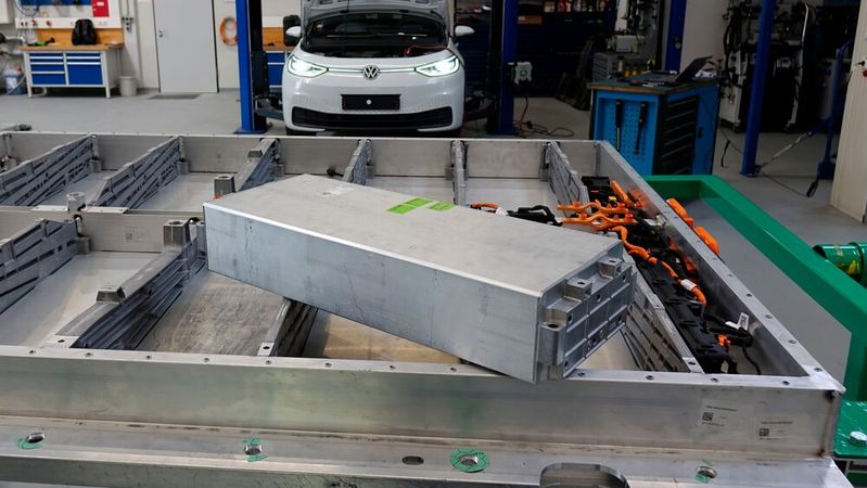 Objekt der Begierde: Module für Hochvoltbatterien kann bei VW offenbar nicht jede freie Werkstatt kaufen.(Bild:  Rosenow – VCG)