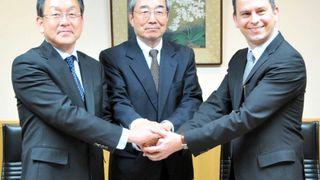Yasushi Okada, Vizepräsident, Globales Maschinengeschäft Eisai, Kenji Hanawa, Präsident von Eisai Machinery und Joachim Baczewski, Geschäftsleiter von Bosch Packaging Technology Japan, besiegeln den Abschluss der Akquisition. (Bild: Bosch)