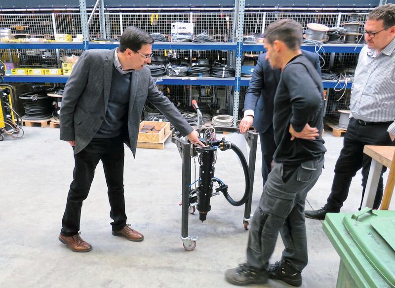 DIN Tools entwickelt derzeit auch ein fahrbares Gestell, in das sich der Schweißroboter einspannen lässt. Bei der Höhenverstellung kommen Linearmodule von Igus zum Einsatz.  (Bild: Igus)