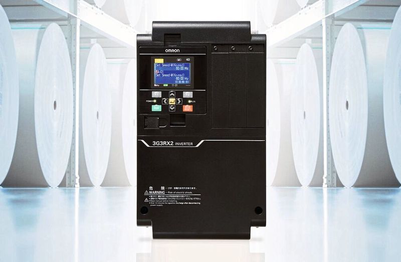 Mit dem neuen Hochleistungs-Frequenzumrichter RX2 begegnet Omron den sich ändernden Anforderungen von Systemintegratoren, Maschinenbauern und Herstellern. Die RX2-Serie verfügt über Auto-Tuning, wodurch sich laut Hersteller sowohl die Leistung des PM-Motors als auch die Energieeffizienz maximieren lassen. (Omron)