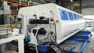 Der Doppelendprofiler von Kraft Maschinenbau fräst in sehr hoher Stückzahl Längs- und Quernuten in Fußbodendielen; verbaut sind Frequenzumrichter und Getriebemotoren von SEW Eurodrive. (SEW-Eurodrive/Kraft Maschinenbau)