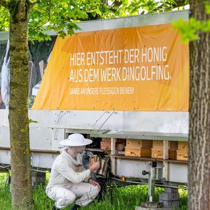 Der neue mobile Bienenwagen bietet Unterschlupf für bis zu 30 Bienenvölker.(Bild:  Armin Weigel/BMW)