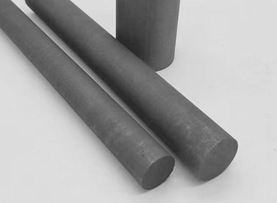 Grapitelekroden für Batterien bestehen aus natürlichem und synthetischem Graphit. Beide Materialien werden in Zukunft immer stärker gefragt sein. Deshalb stehen schon Projekte, wie etwa von International Graphite und Westwater in den Startlöchern, um nichts zu verpassen ...(Bild:  International Graphite)