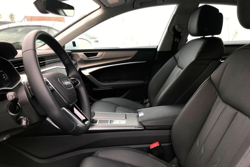 Fahrer und Beifahrer kamen im Testwagen in den Genuss äußerst bequemer Massagesitze. (Seyerlein/»kfz-betrieb«)