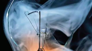 In der deutschen Elektro- und Digitalisierungsbranche steigt die Spannung – aber leider nicht wegen positiver Entwicklungen, wie der ZVEI berichtet. Die Erwartungen für die Produktion wurden jetzt deutlich zurückgeschraubt. Hoffentlich gehen die Lampen nicht bald ganz aus ... (Bild: D. Katzenberger)