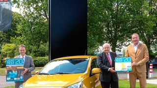 In der Mitsubishi Motors-Zentrale übergaben Kolja Rebstock (r.) und Peter Beck (l.) das Licht-Test-Gewinnerauto, einen Mitsubishi Space Star, an ZDK-Präsident Jürgen Karpinski (M.).  (Bild: ProMotor)
