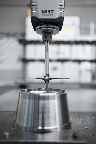 Vermessen eines Bauteiles nach der mechanischen Bearbeitung. (Bild: Max Isele)