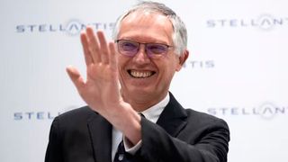Ein Wink zum baldigen Abschied! Der Stellantis-Chef Carlos Tavares wird nach Ablauf seines Vertrages in etwas mehr als einem Jahr in den Ruhestand gehen. Aber das ist noch nicht alles, was sich beim Automobilkonglomerat in der Führungsebene ändert ... (Bild: Stellantis)