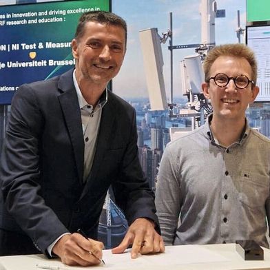 From left to right: René Nuessgen, Senior Director Research and Development at Emerson, and Prof. Dries Peumans from the Department of Electrical Engineering at VUB. The collaboration aims to meet the increasing demand for flexible and frequency-agile antenna systems in aerospace. (Image:Emerson)