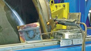 Ein Schneidbrenner wurde eigens auf einem Laufwagen montiert, der mithilfe einer 20 m langen Linearführung von Rollon präzise an der Schneckenkante entlang fährt. (Landustrie Seek BV)