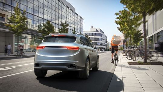 Neben Radar und Kamera unterstützt ein spezieller Fernbereichs-Lidar beim automatisierten Fahren. Neben Radar und Kamera unterstützt ein spezieller Fernbereichs-Lidar beim automatisierten Fahren.