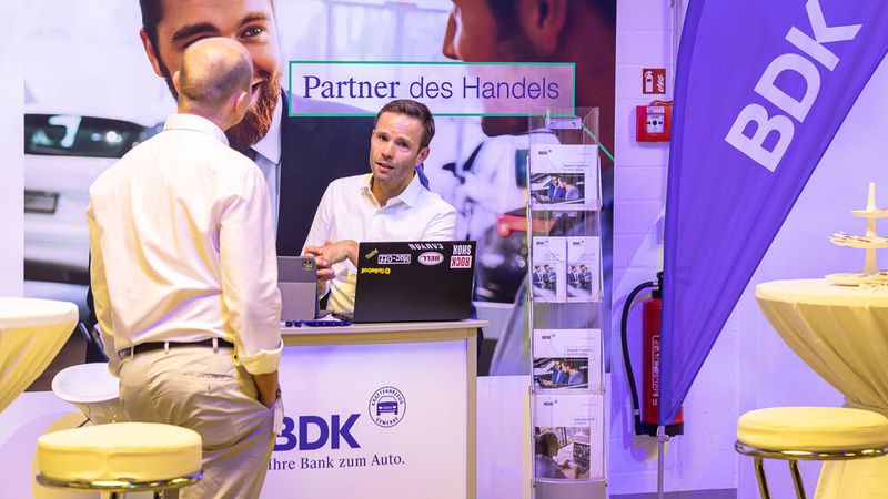 Sebastian Schabbehard gehörte zum Team, das die Bank Deutsches Kraftfahrzeuggewerbe bei den Automotive Business Days vertrat. Die BDK ist einer der fünf Business Partner des Events und des dazugehörigen Awards. (Bild: Stefan Bausewein)