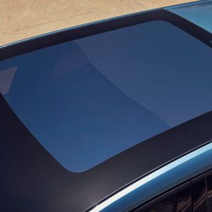 Das große Panorama-Glasdach lässt sich elektrochromatisch verdunkeln.(Bild:  Renault)