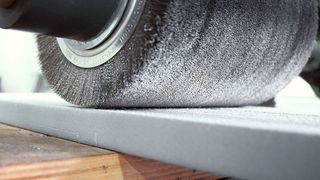 Für Aufgaben, wie das Aufrauen, Mattieren und Strukturieren von Elementen aus Wood Polymer Composite (WPC) kommen rotierende Walzen- und Rundbürsten infrage.  (Bild: Kullen-Koti)