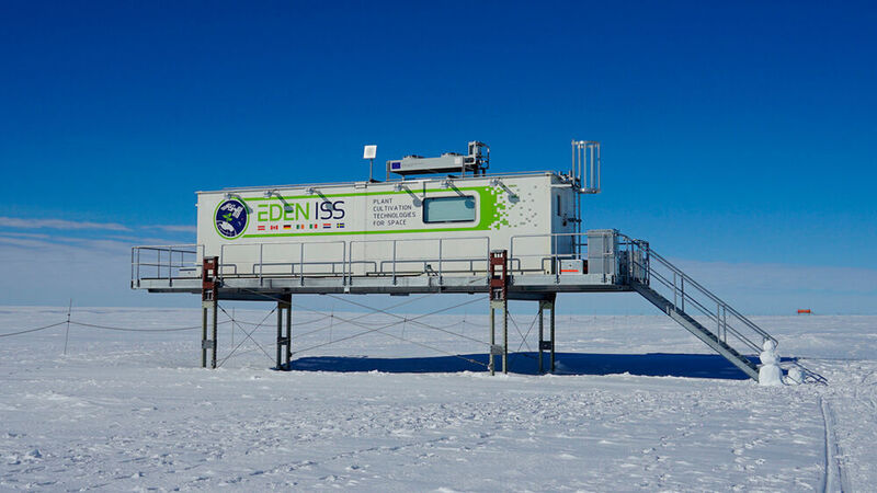 Die mobile Testanlage nahe der Neumayer-Station III in der Antarktis steht auf einer Plattform. Bei der Inneneinrichtung vertraut das DLR-Institut für Raumfahrtsysteme auf Item Bauteile. (DLR)
