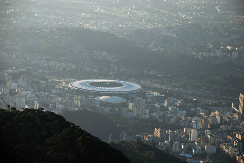 Das Maracanã-Stadion in Rio de Janeiro ist eines der berühmtesten Fußballstadien der Welt. Dort wird auch das Finale der Fußball-Weltmeisterschaft 2014 ausgetragen. (Bild: commons.wikimedia.org)