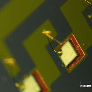 Bild 3: Mittels KlettWelding kontaktierte LEDs(Bild:  NanoWired)