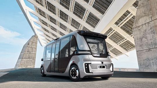 ZF stellte auf der CES
die jüngste Generation seines autonomen Shuttles vor. ZF stellte auf der CES
die jüngste Generation seines autonomen Shuttles vor.