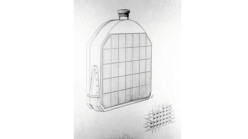 Darstellung des von Wilhelm Maybach entwickelten Bienenwabenkühlers, der zum ersten Mal im Mercedes 35 PS zum Einsatz kommt. Die Leistungssteigerung gegenüber den Vorgängertypen wird zum Teil erst durch den besonders effizienten Bienenwabenkühler ermöglicht. Die hier abgebildete oben abgerundete Kühlerform entspricht der ab 1903 verwendeten Ausführung.  (Bild: Mercedes-Benz)