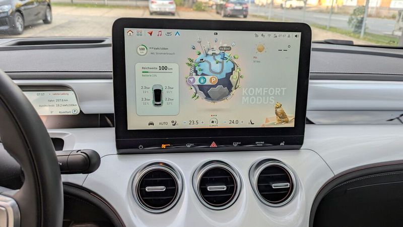 Die Bedienoberfläche auf dem Hauptdisplay ist verspielt gestaltet, aber die Menüstruktur erschließt sich schnell. (Bild: Rosenow – VCG)
