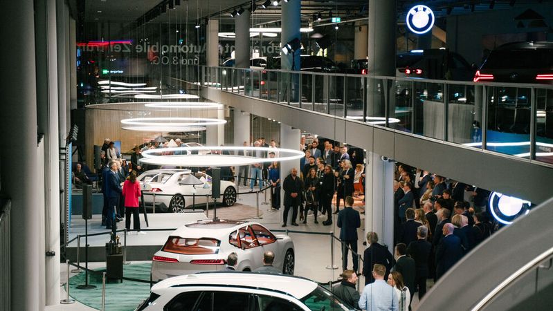 Die Niederlassung Berlin ist fast vollständig nach dem neuen Retailkonzept von BMW umgebaut. Der Neuwagenbereich ist fertig; ab Februar folgt der Umbau im Gebrauchtwagenbereich.(Bild:  BMW Group)