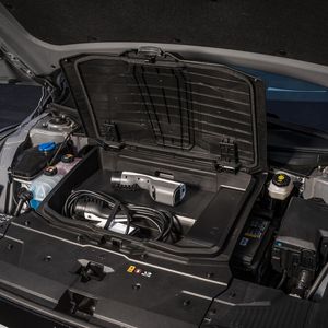 Der Frunk unter der vorderen Haube fasst noch einmal 57 Liter.(Bild:  Hyundai)