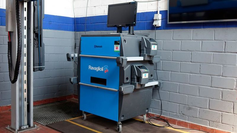 Roberto Parisi setzt bei seiner Werkstattausrüstung sicher nicht ganz zufällig auf italienische Marken. (Bild: Rosenow, Schreiner/»kfz-betrieb«)