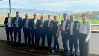 Anstoßen auf noch zielgerichtetere Lieferketten: Die europaweite Präsenz und die gemeinsame Führungsphilosophie zwischen Logosys und Pfenning waren ausschlaggebend für die Übernahme von Logosys durch die Pfenning-Gruppe. (Bild: Pfenning)