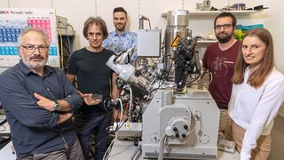 (V.l.) Gerald Kothleitner, Werner Grogger, Nicola Šimić, Daniel Knez (alle vom Institut für Elektronenmikroskopie und Nanoanalytik) und Anna Jodlbauer vom Institut für Chemie und Technologie von Materialien neben einem Rasterelektronenmikroskop, an dem ein Teil der Untersuchungen durchgeführt wurde (Bild: TU Graz, Helmut Lunghammer)
