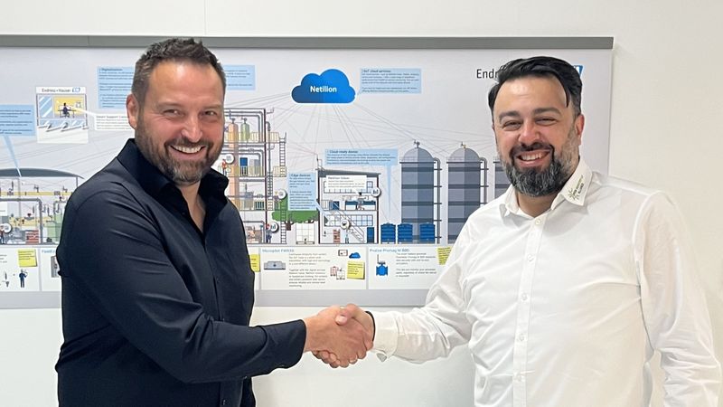 Weichenstellung für die OI4 Alliance: Michael Riester (links) und der scheidende Managing Director Ekrem Yigitdöl (rechts) beim offiziellen Handschlag.(Bild:  OI4 Alliance)