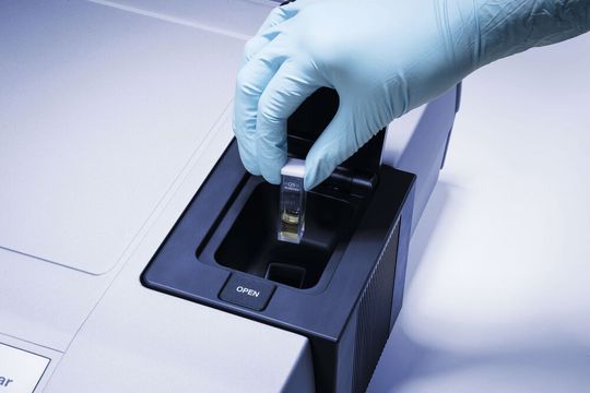 Abb.1: Für die Partikelgrößenbestimmung mittels dynamischer Lichtstreuung muss die Probe in geeingneter Verdünnung vorliegen. Abb.1: Für die Partikelgrößenbestimmung mittels dynamischer Lichtstreuung muss die Probe in geeingneter Verdünnung vorliegen.