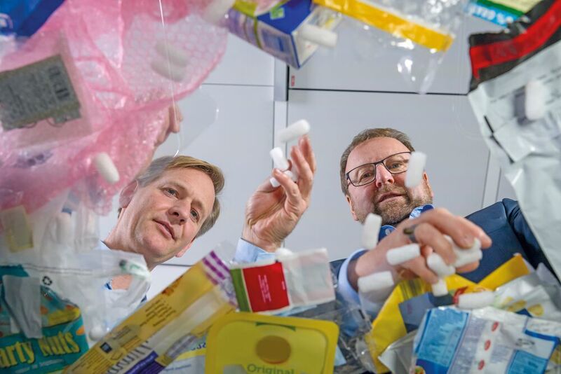 Dr. Andreas Kicherer und Dr. Stefan Gräter befassen sich mit verschiedenen Arten von Kunststoffabfällen und deren Recycling. (BASF)