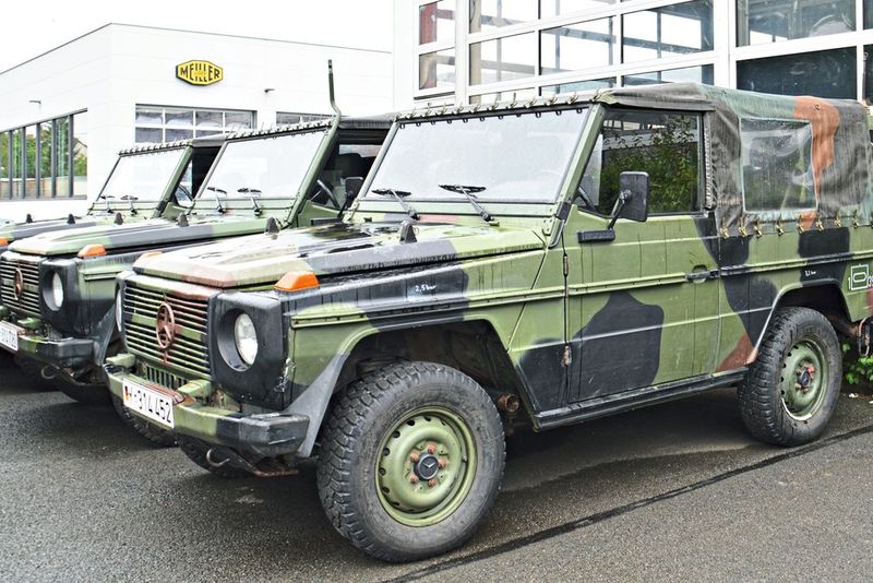 In zahlreichen Armeen wird die G-Klasse auch militärisch eingesetzt – hier einige „Wölfe“ der Bundeswehr. (Bild: Bundeswehr / Tobias Nordhausen / CC BY-SA 2.0)