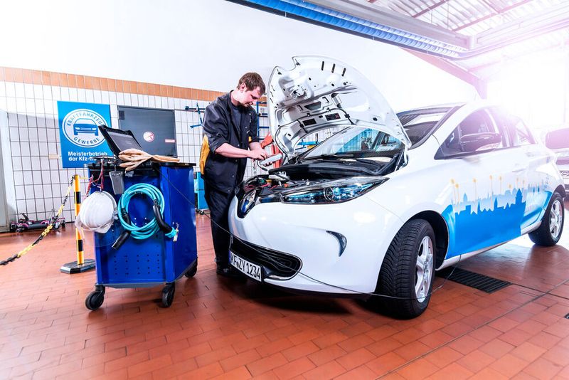 Damit Kfz-Mechatroniker an Elektrofahrzeugen arbeiten dürfen, müssen sie entsprechende Qualifitkationen erwerben und die Werkstatt auch in die Ausstattung investieren. Diese Kosten müssen die Unternehmer mit in die Stundenverechnungssätze einpreisen. (Bild:  ProMotor)