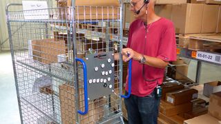 Das „Lydia Headset“ und der Kommissionierwagen im Einsatz bei Ansmann. Künftig will der Betrieb das System auch international einsetzen. (Topsystem Systemhaus)