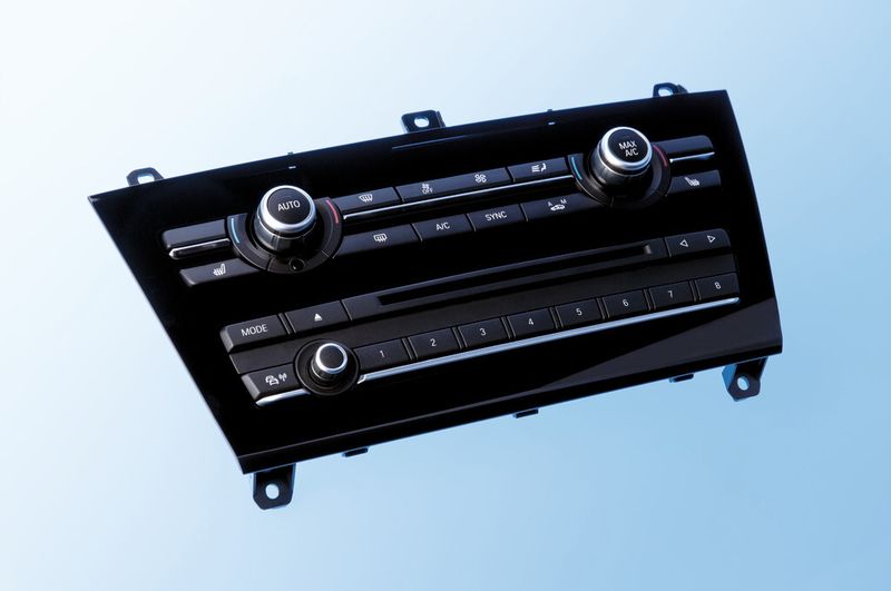Klavierlack mit Kratzfestbeschichtung: Radio-/CD-Blende mit IML-Dekorierungvon KH Foliotec auf einer CXZ 500-2000/750 von Krauss-Maffei gefertigt wird. (Bild: Foliotec)