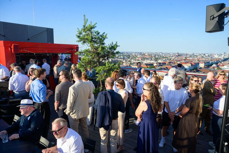 Entspannte Atmosphäre auf der rbb Dachlounge bei hochsommerlichen Temperaturen. (Bild: Initiative D21/Phil Dera)