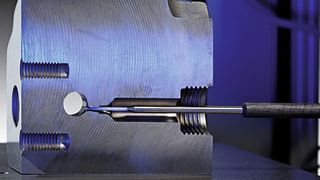 Selbst in kleinste Bohrungen taucht der Taster eines CNC-Messplatzes sicher ein. Bild: Mahr (Archiv: Vogel Business Media)