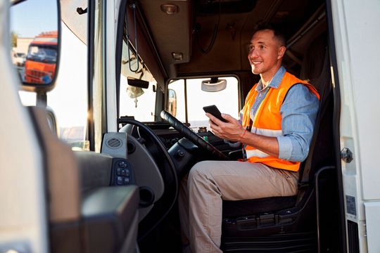 Zettelwirtschaft ade: Die Lkw-Fahrer dokumentieren alle notwendigen Informationen jetzt in der Warenauslieferungs-App „FIS/LastMile“.(Bild:  2020 Olena Yakobchuk/Shutterstock)