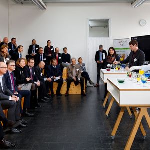 Zum Auftakt des Bildungspanels hatte der Veranstalter kleine Experimente vorbereitet. „Wir müssen in Sachen MINT-Bildung Dampf machen“, erklärt Dr. Brenda Pfenning, Bereichsleiterin Bildung der Initiative Junge Forscherinnen und Forscher e.V. (3.v.r.)