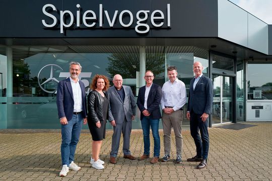 V. l.: Richard Lacek-Herbrand (Geschäftsführer Herbrand-Gruppe), Silke Nebl geb. Spielvogel (Verkaufsleiterin Josef Spielvogel KG), Hans Spielvogel (Geschäftsführer), Ralph Spielvogel (Serviceleiter), Oliver Görsch (zukünftiger Geschäftsführer Josef Spielvogel KG) und Sven Holtermann (Geschäftsführer Herbrand-Gruppe)(Bild:  Herbrand)