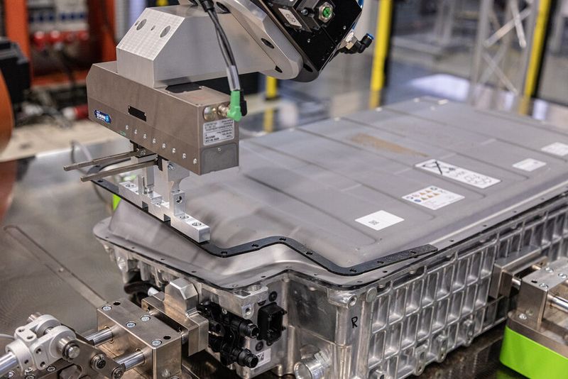 Bei der Forschungsarbeit zur Demontage von Batterien und Motoren von Elektroautos wurde in Sachen Hardware viel entwickelt. Dazu gehört etwa dieser Kleinteilegreifer, der im Aufmacherbild etwas näher zu sehen war. (Bild: Fraunhofer IPA / R. Bez)