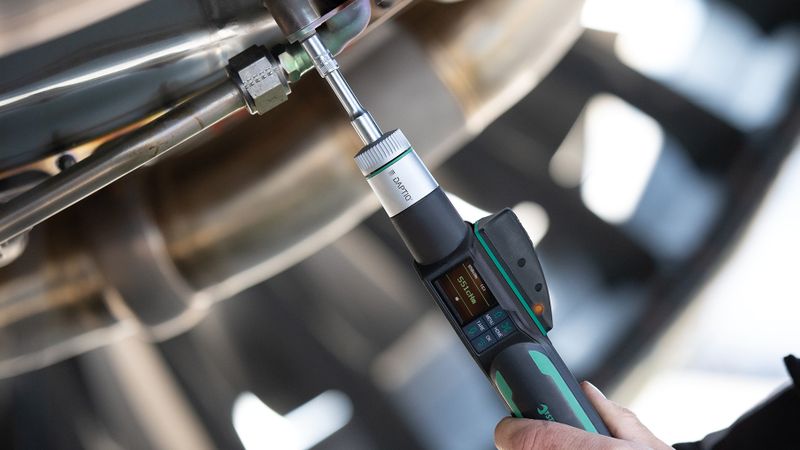 Die bidirektionale Konnektivität des Drehmomentschraubendrehers über Kabel, Industriefunk (ISM), Bluetooth LE oder WLAN ermöglicht den Datenaustausch in Echtzeit – eine wichtige Voraussetzung für die Integration in Prozesssteuerungen.(Bild:  Stahlwille)