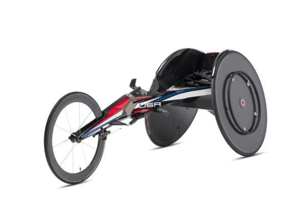 Rennrollstuhl BMW Paralympic Racing Wheelchair: Für die Weltklasseathleten der Rio 2016 Paralympic Games entwickelte BMW einen Rennrollstuhl, der besonders aerodynamisch, leicht und schnell ist. Neben einem komplett überarbeiteten Design verfügt das aus Carbon gefertigte Modell über einen neu entwickelten Sitz, der sich mithilfe von 3D-Scan- und Drucktechniken optimal auf den Körper der einzelnen Sportler zuschneiden lässt. Der anspruchsvolle ergonomische Ansatz wurde auch bei den Berührungspunkten, etwa dem Lenkmechanismus und den Bremsen, angewandt, Hersteller BMW North America, LLC, Woodcliff Lake, New Jersey, USA. (Bild: Red Dot / BMW North America)