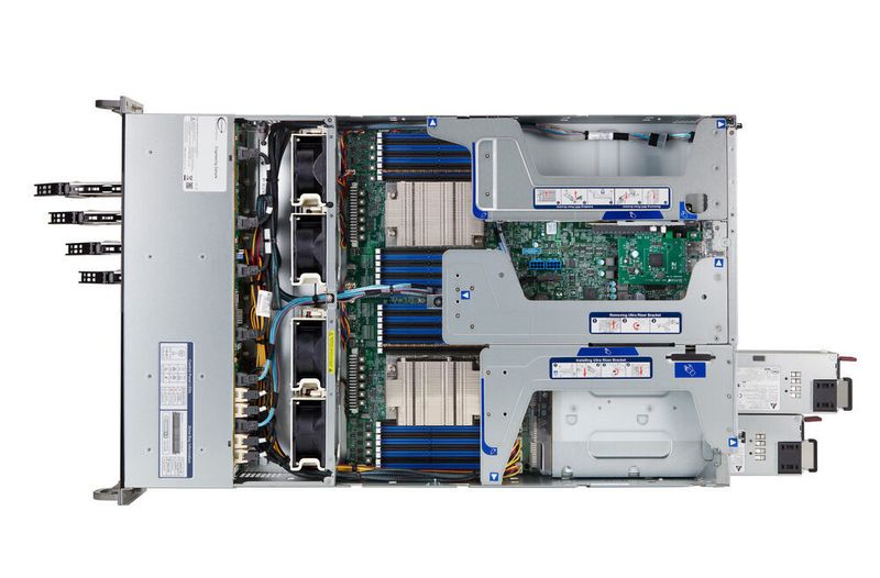 Fujitsu setzt im Servermodell „Primergy RX2450 M1“ noch die „AMD-Epyc“-Prozessoren der „Rome“-Generation mit „Zen-2“-Mikroarchitektur ein. Der Server kann mit bis zu zwei TB DDR4-Arbeitsspeicher bestückt werden. (Fujitsu)