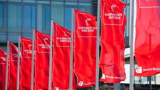 Phönix aus der Asche! Die Hannover Messe hat heute ihre Tore nach zwei Jahren coronabedingter Abstinenz wieder geöffnet. Aber es gibt auch Wermutstropfen. Bundeskanzler Olaf Scholz sprach im Rahmen der Eröffnungszeremonie. Hier eine Zusammenfassung. (Bild: Deutsche Messe)