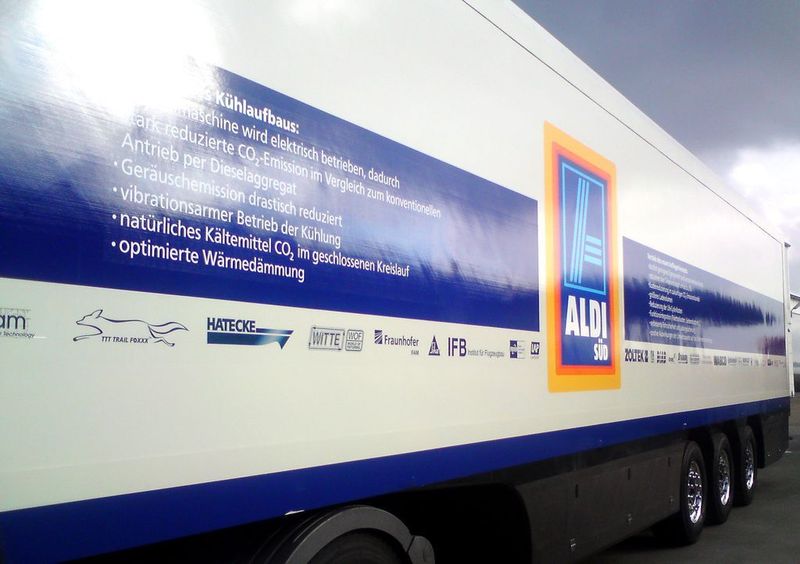 Seit mehreren Monaten sind bei einem Lebensmitteldiscounter Kühllaster mit CFK-Aufleger in Betrieb.  (Bild: Lamilux)