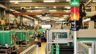 Heute sind die Spritzgießmaschinen bei der Marquardt GmbH mit dem Funksender „WIN slave“ ausgestattet. Dieser wird in die bereits vorhandene Signalsäule integriert. (Bild: Werma)