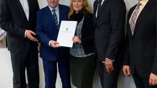 Übergabe des Fördermittelbescheids, v.l.n.r.: Hans-Dieter Sonntag (Geschäftsführer FEV Dauerlaufprüfzentrum & FEV Automatisierungssysteme), Dr. Jürgen Ude (Staatssekretär im Ministerium für Wirtschaft, Wissenschaft und Digitalisierung des Landes Sachsen-Anhalt), Ina Görsch (DLP Controlling), Steffen Kunz (Geschäftsführer FEV Dauerlaufprüfzentrum & FEV Austria) und Andy Grabner (Bürgermeister der Stadt Sandersdorf-Brehna). (FEV)