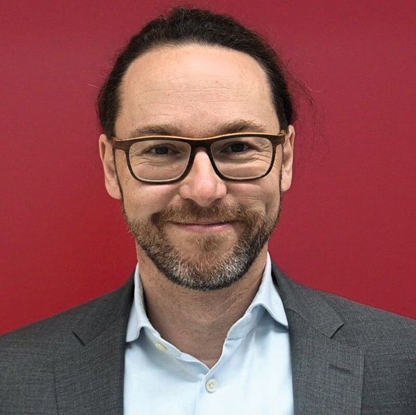 Sven Buchholz, Vice President Product Management bei ASMPT, sieht in KI-gestützten Prozessen in der Fertigung eine Möglichkeit. (Bild: VCG)